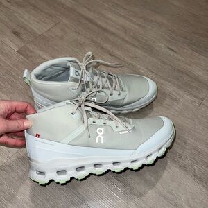 On Cloudroam Waterproof Hiking Boots sz 10.5 womens chalk/ice